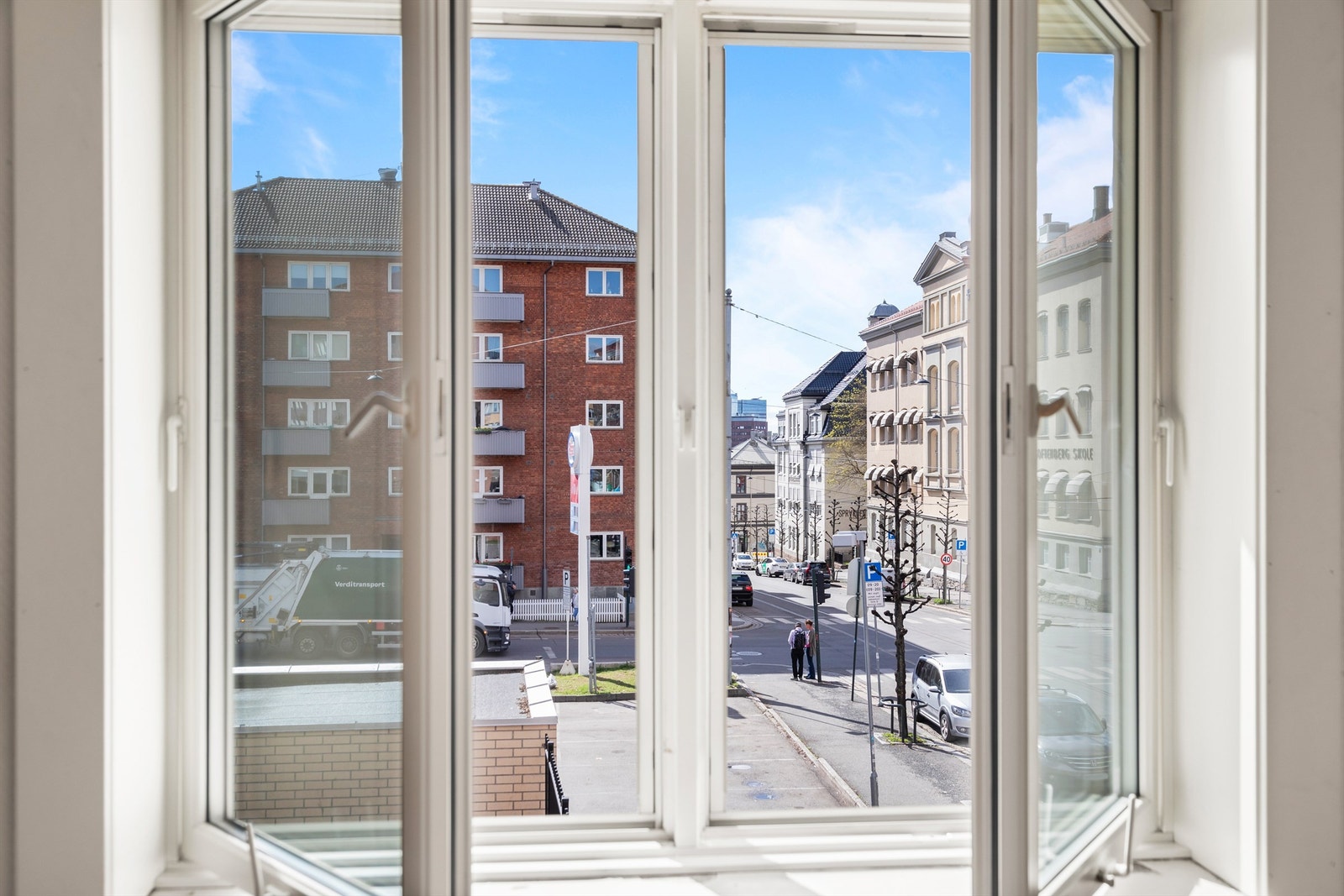 Utsikt fra det ene stuevinduet mot Helgesens gate og Trondheimsveien Galleribilde