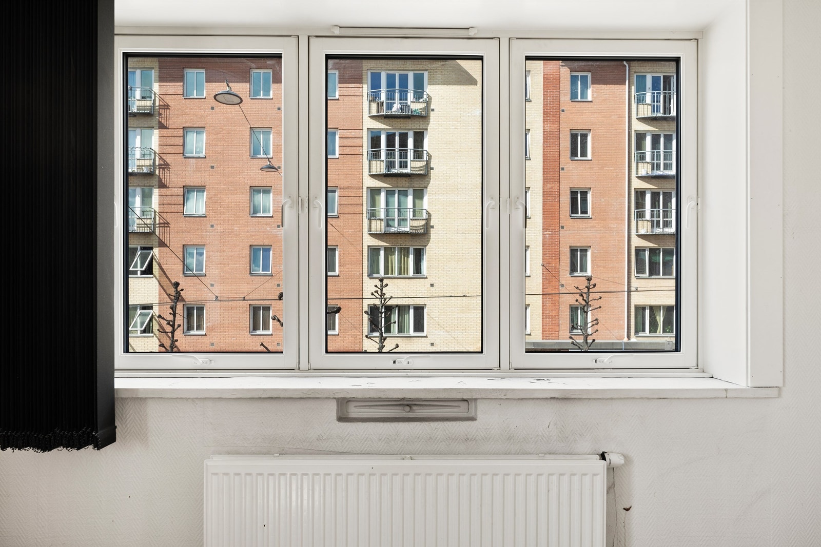 Leiligheten blir varmet opp via radiatorer og har fyring er inkludert i felleskostnadene Galleribilde