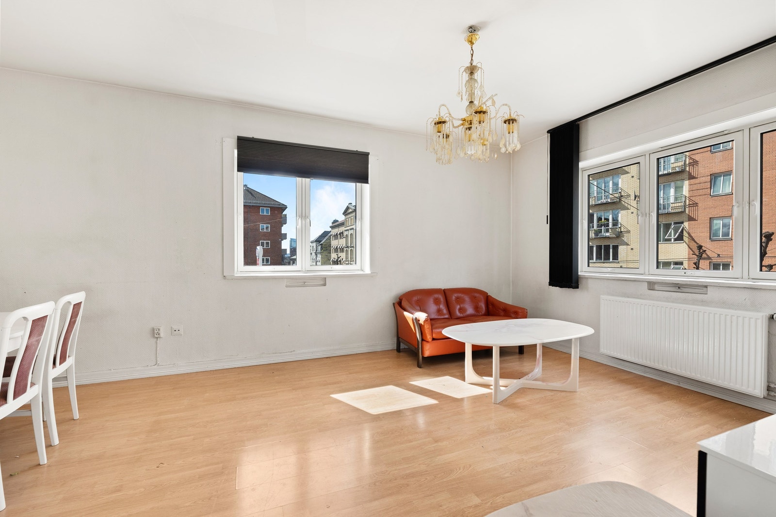 En romslig 2-roms hjørneleilighet med oppussingsbehov Galleribilde