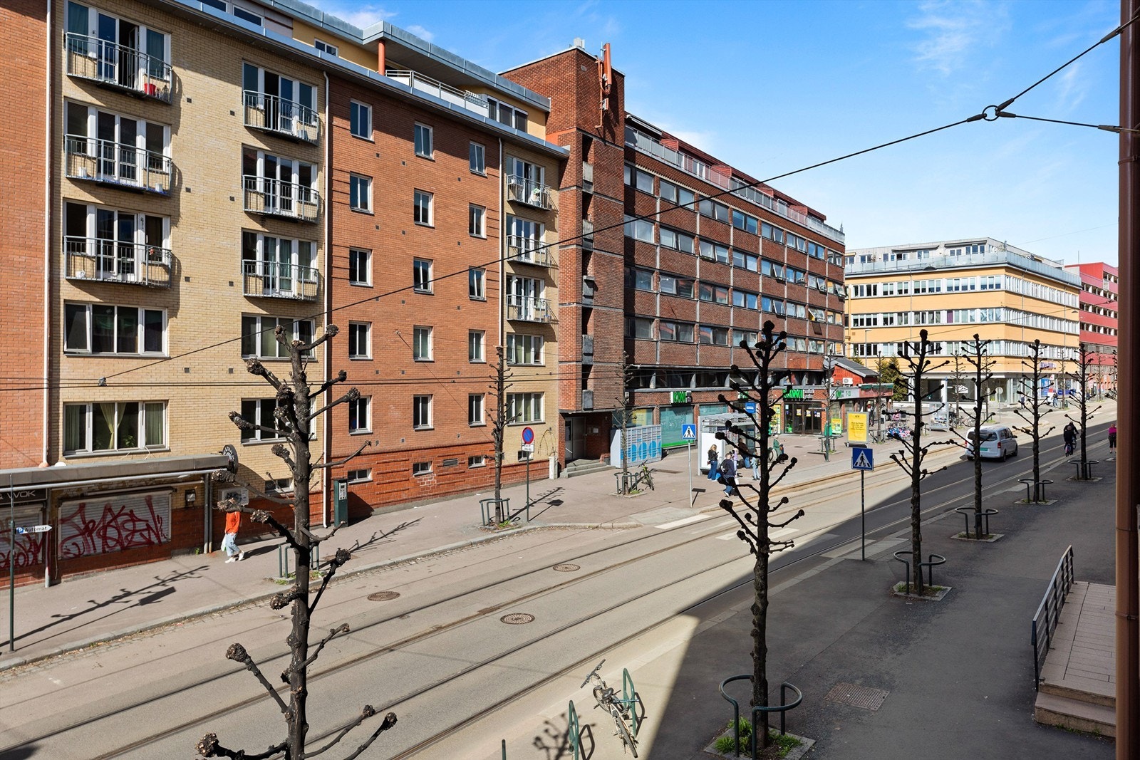 Trikk nr 17 og busslinje 31, 31E, 380, 390, 390E stopper like ved leiligheten - i tillegg er det kun 600 meter til T-bane Carl Berners plass Galleribilde