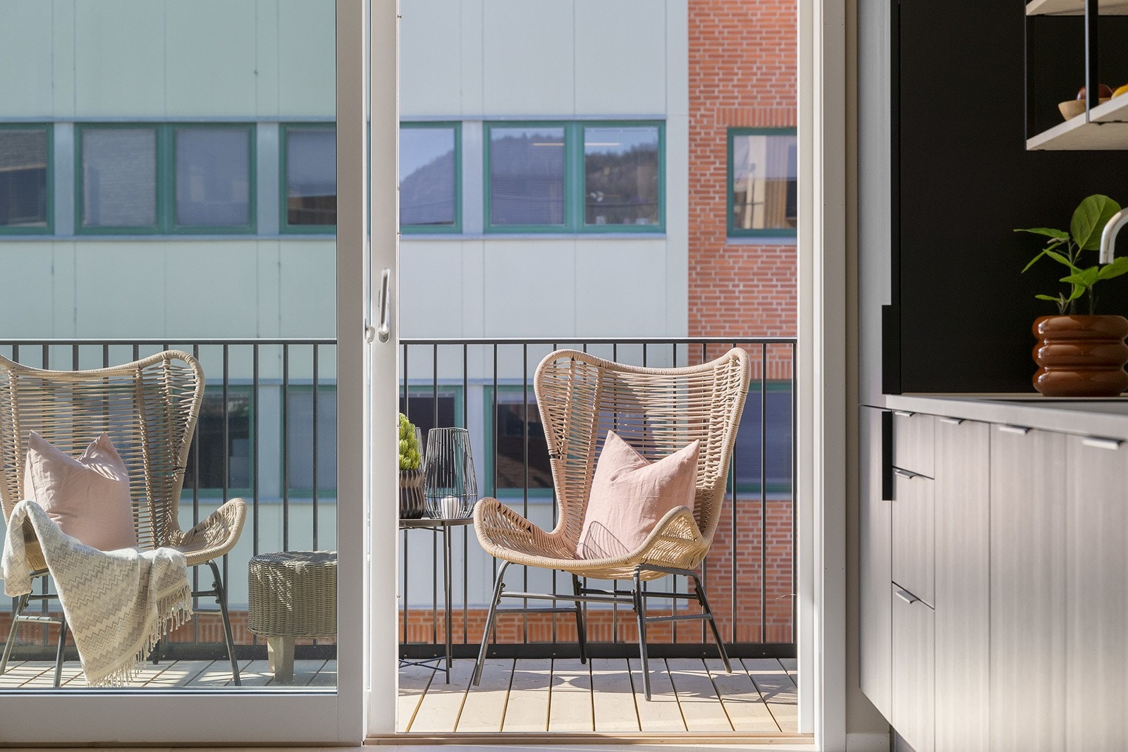 Store vindusflater og en balkongdør i glass sørger for mye lys. Galleribilde