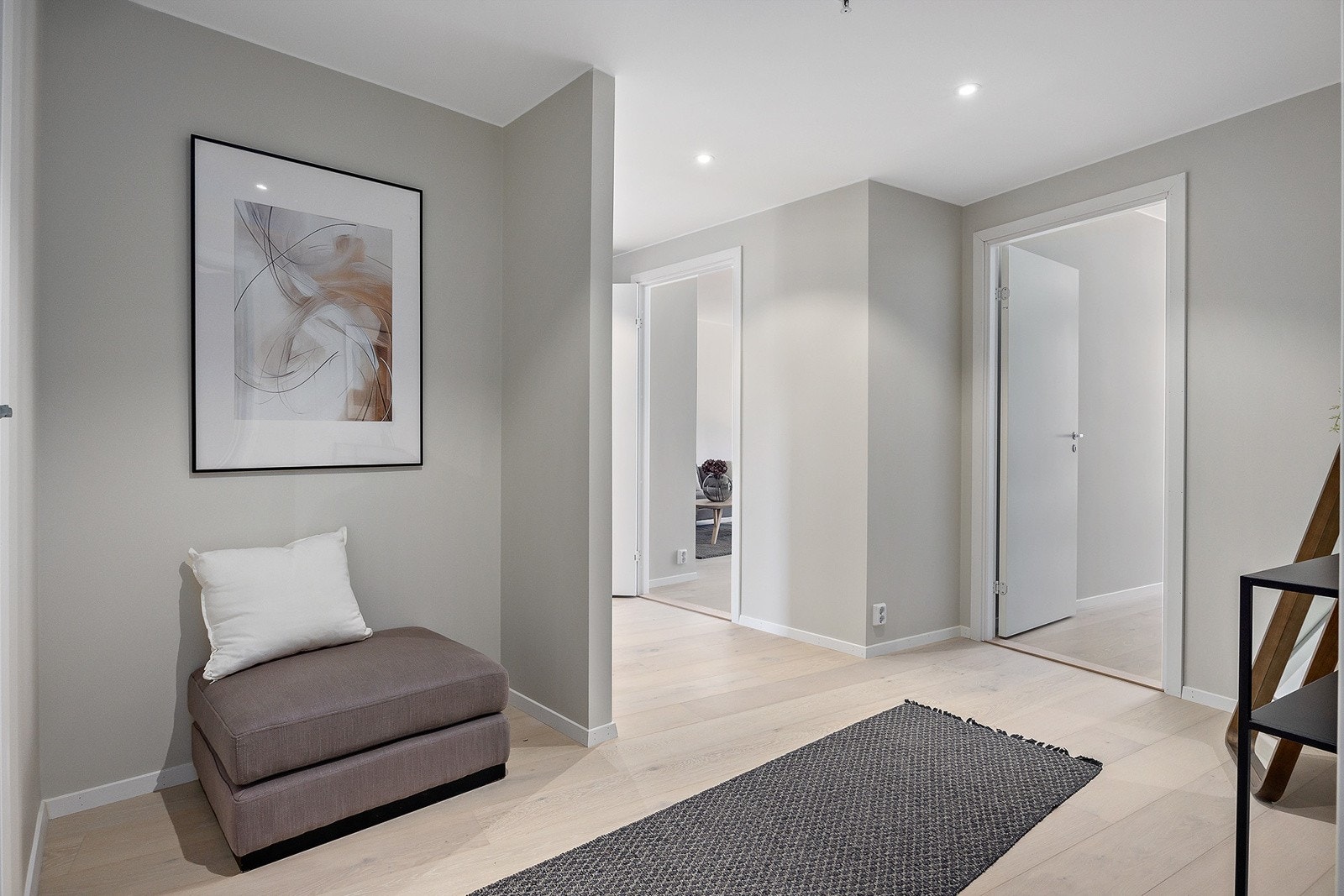 Lys og innbydende entré med god plass til yttertøy og sko. Galleribilde