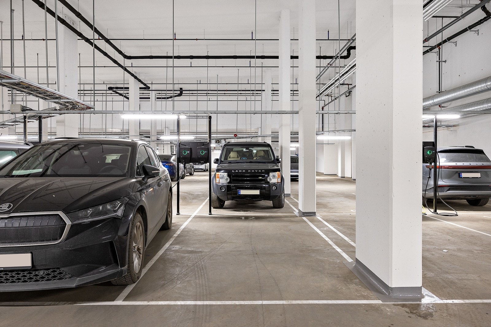 Leiligheten disponerer en garasjeplass i tilknyttet garasje med direkteadkomst med heis. Galleribilde