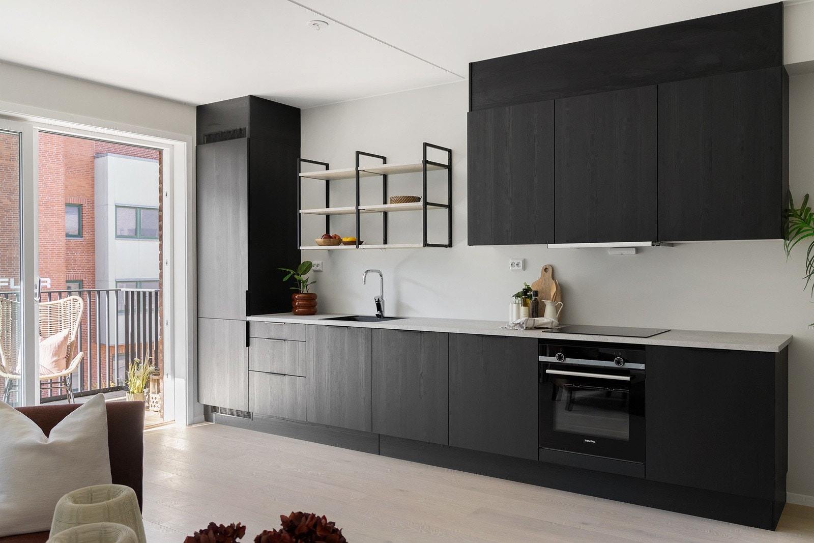 Kjøkkenet er et moderne HTH-kjøkken i serien ONE, med integrerte hvitevarer fra Siemens. Galleribilde