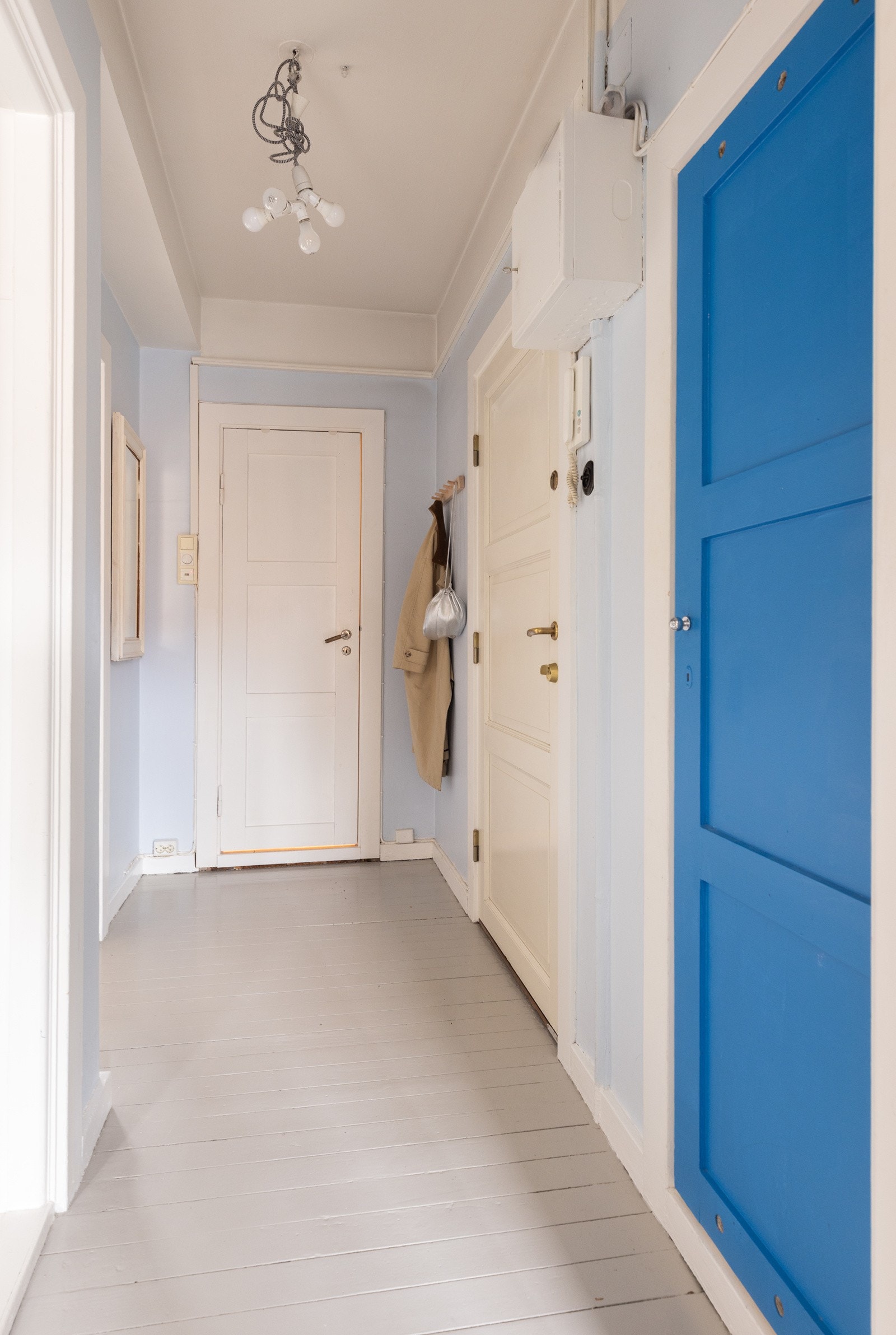 - Bak den blå døren er det en meget praktisk innvendig bod. I tillegg er det både lofts -og kjellerbod - Galleribilde