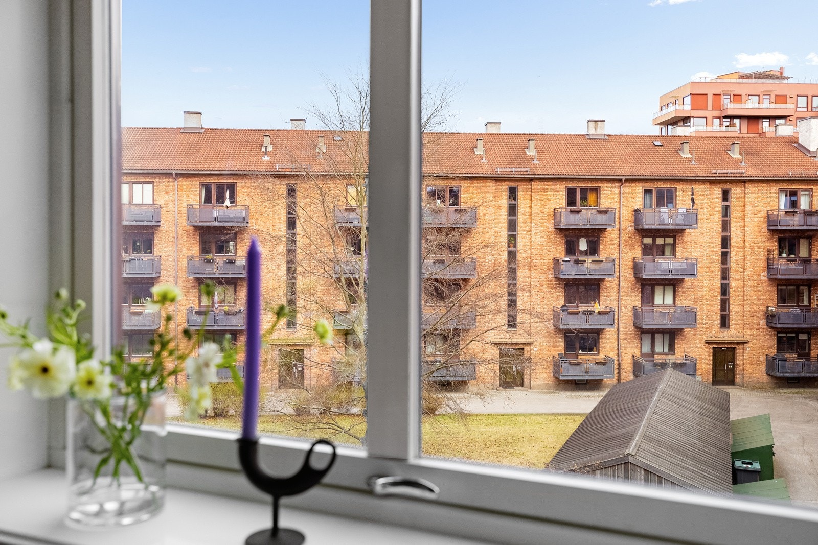 - Soverommet vender ut mot rolig gårdsrom. Vinduene er fra 2012 - Galleribilde