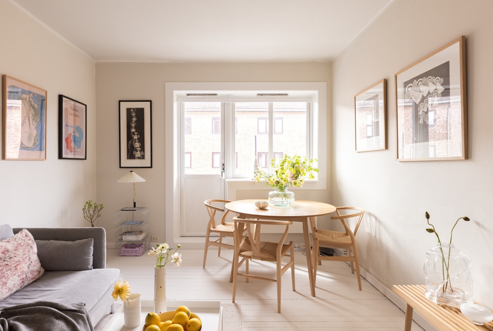 - Lyse, moderne farger kombinert med store vindusflater gir en luftig og behagelig atmosfære - Galleribilde