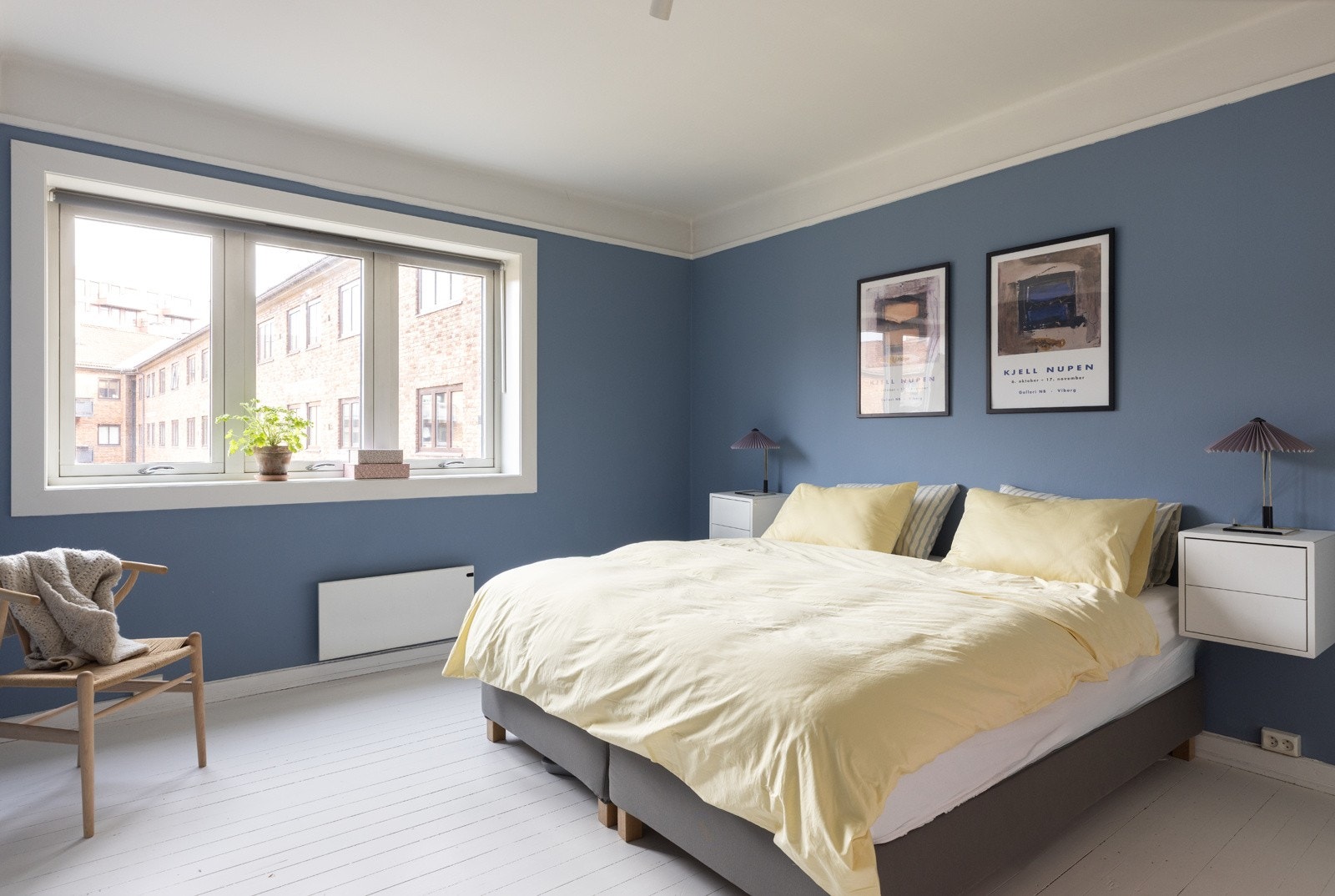 - Stort og innbydende soverom med god plass til dobbeltseng og tilhørende nattbord - Galleribilde