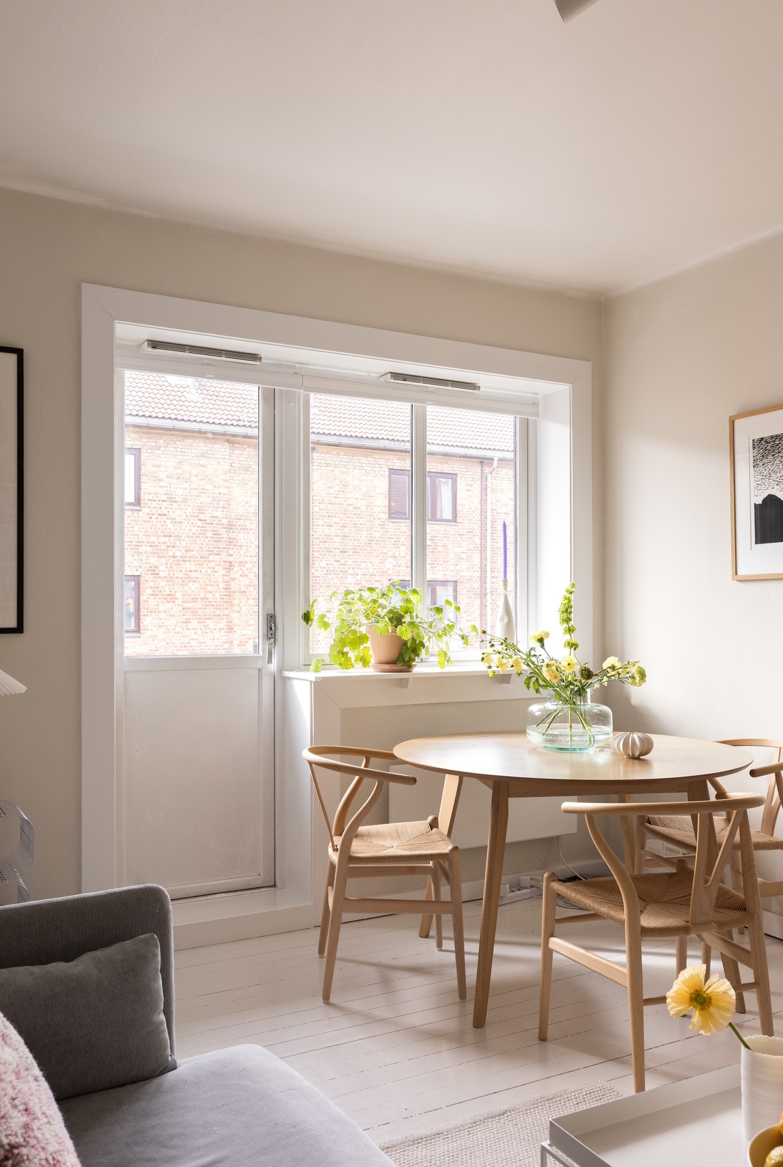 - God plass til spisebord. Originale tregulv er gjennomgående for hele leiligheten, foruten badet - Galleribilde