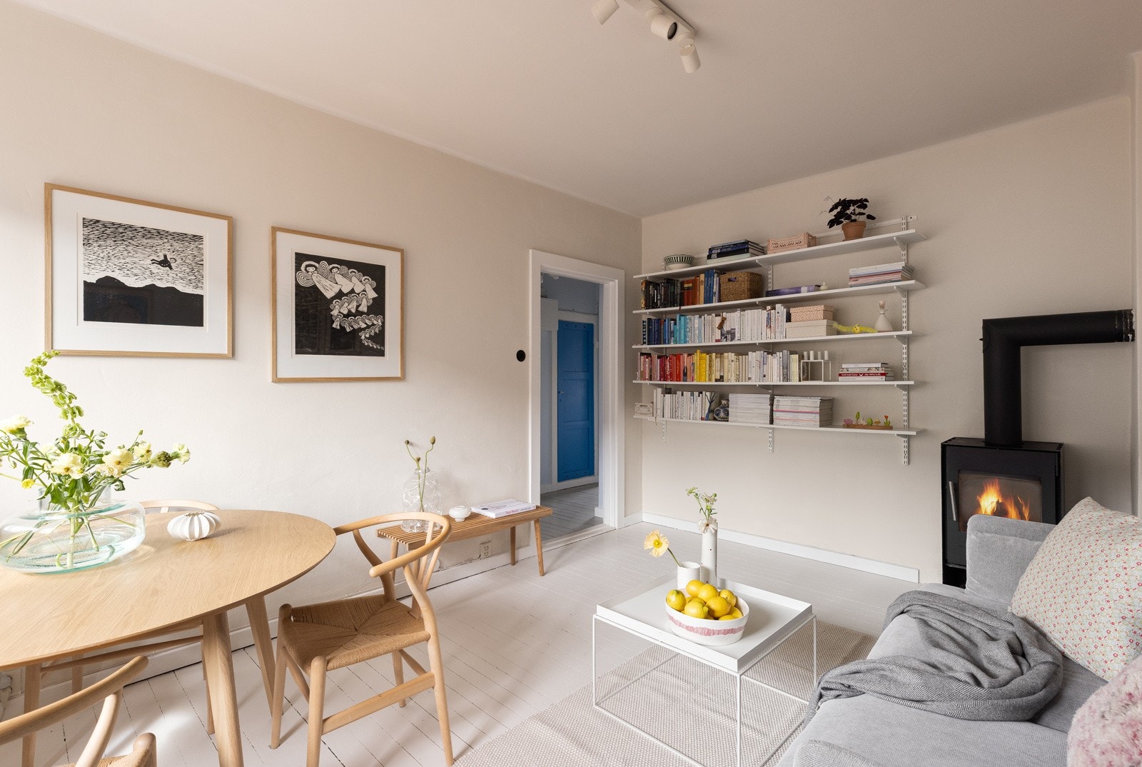 - Romslig og fin stue med plass til sofaseksjon og tv-møblement - Galleribilde