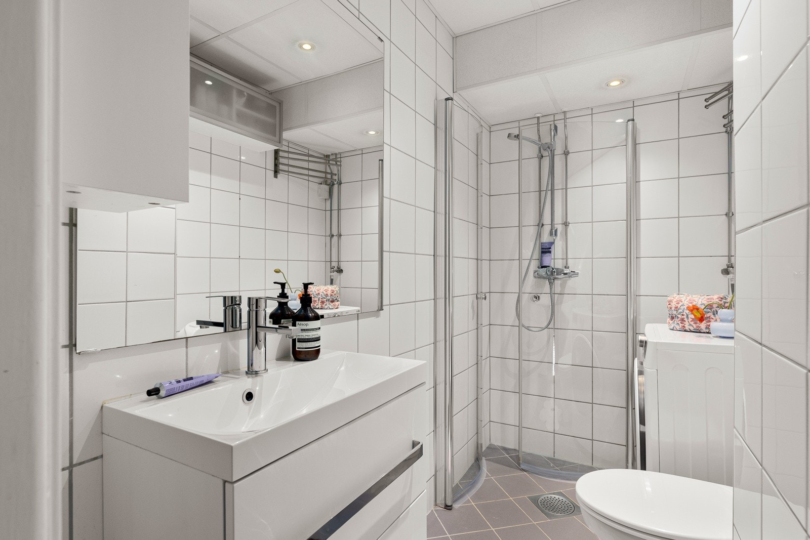 - Pent flislagt bad med varme i gulv og opplegg for vaskemaskin - Galleribilde