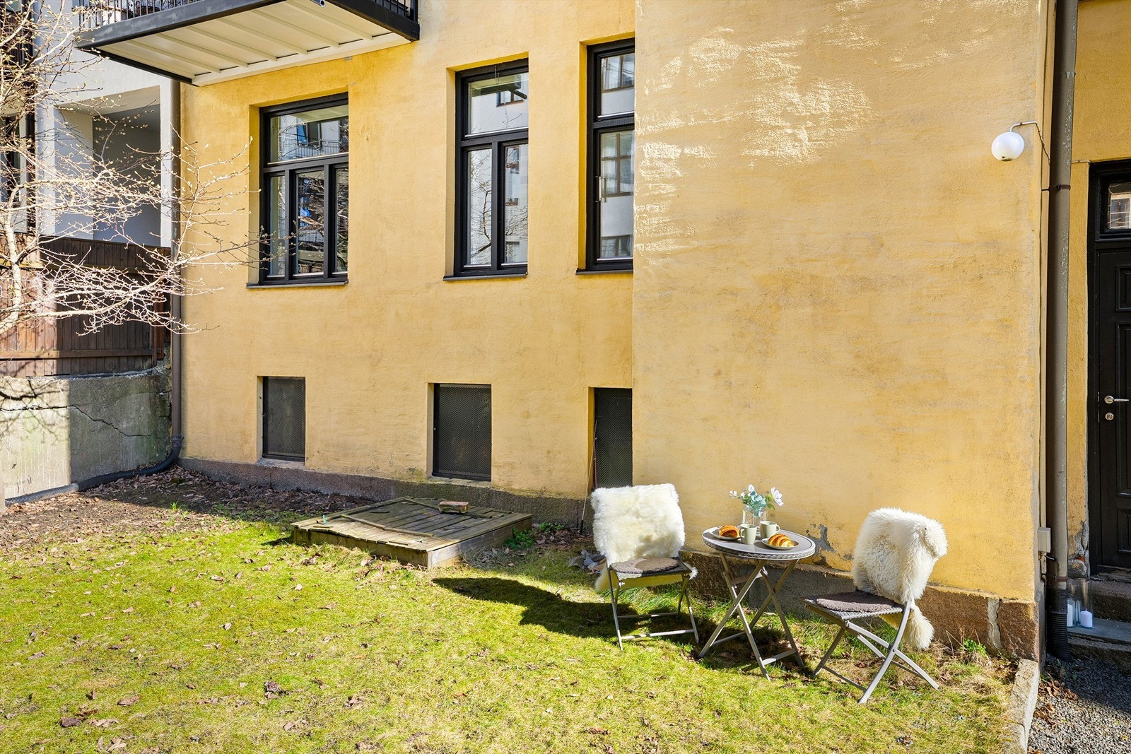 Nydelig bakgård med sitteplasser og grøntområdet felles for sameiet. Leiligheten ligger høyt til i 1.etasje mot bakgård. Galleribilde