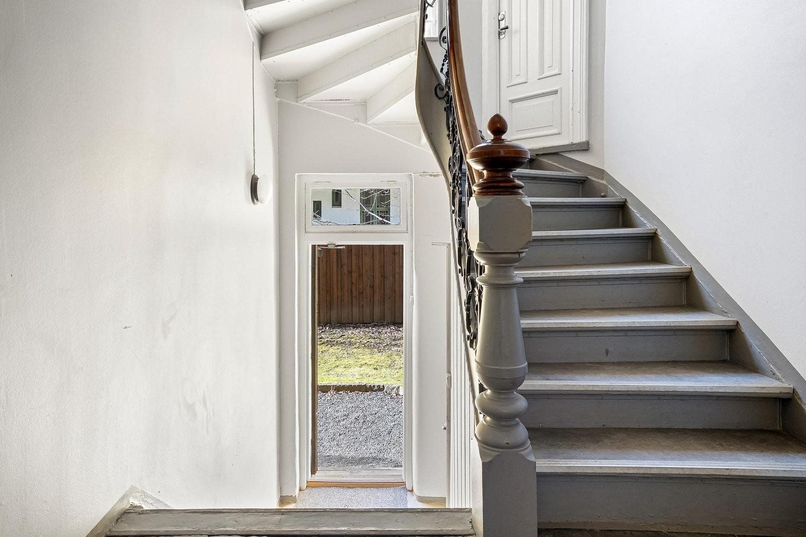 Enkel adkomst til felles bakgård fra leiligheten. Galleribilde