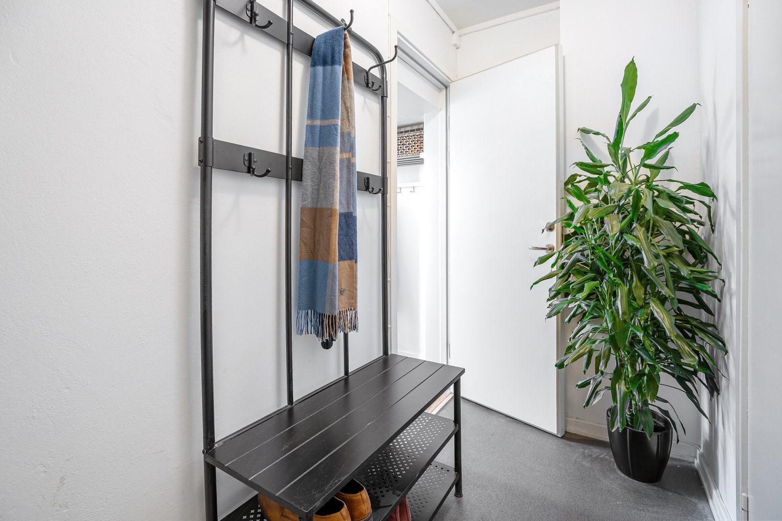 Felles vindfang som deles med naboleiligheten. Galleribilde