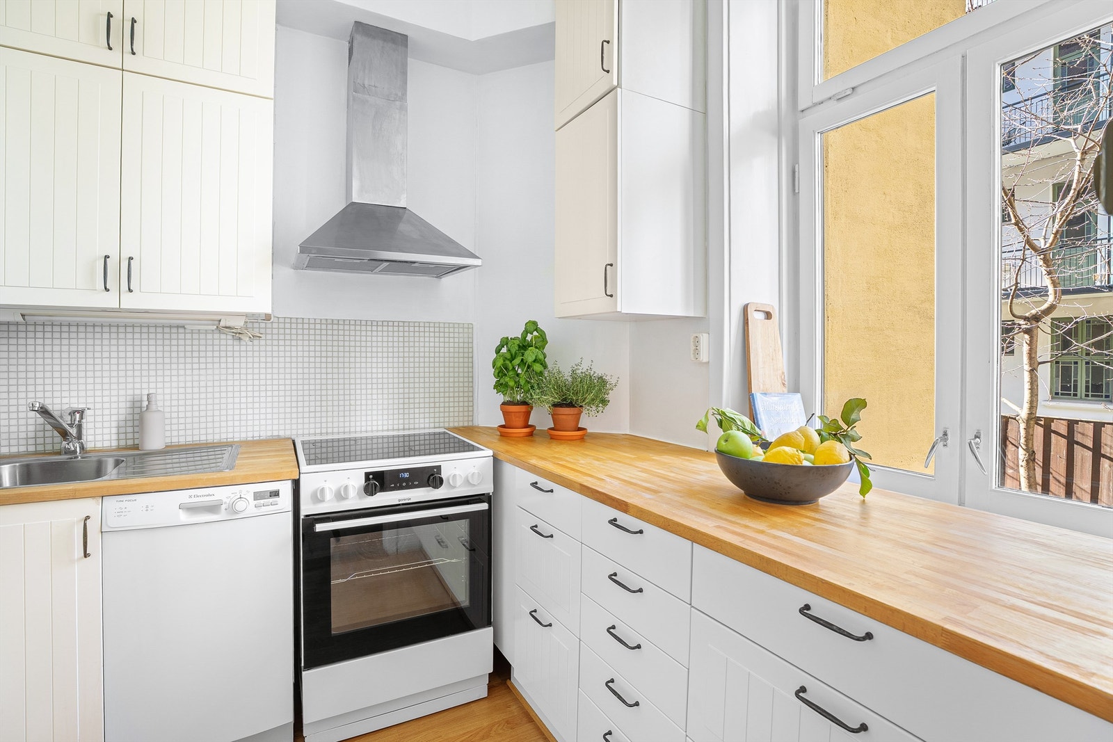 Sjarmerende kjøkken med profilerte fronter, benkeplate av tre og nedsenket oppvaskkum med ett-greps armatur. Vindu sikrer rikelig med naturlig lys til rommet. Galleribilde