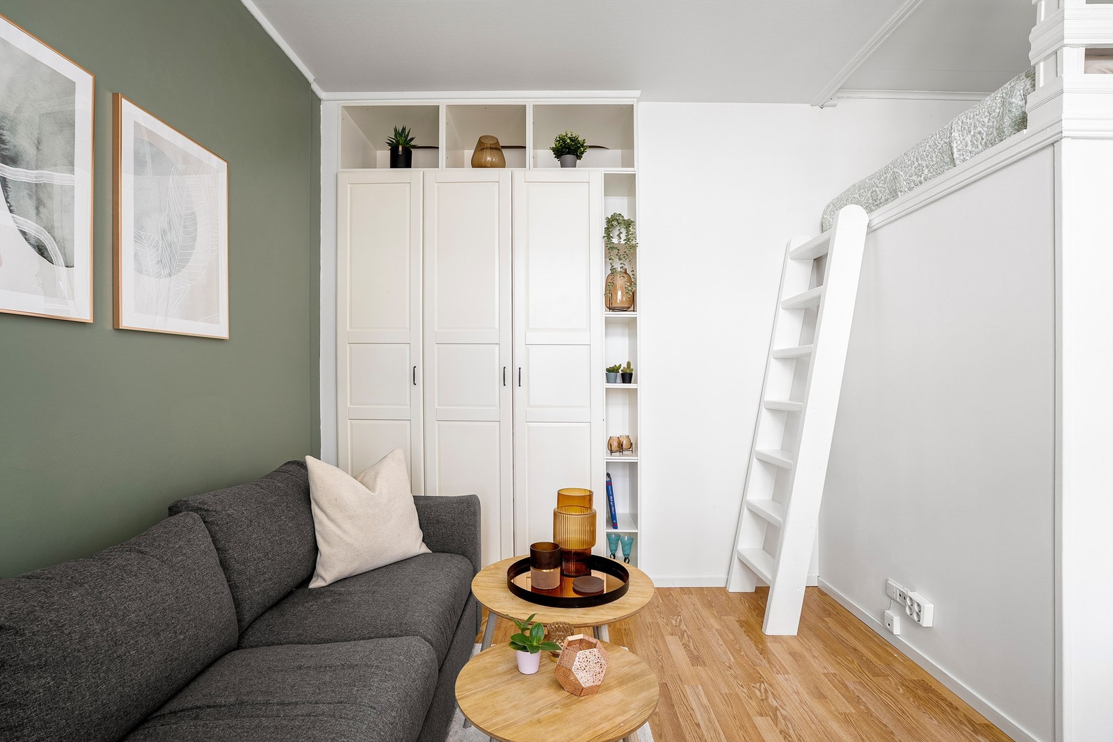 Leiligheten har smarte løsninger som sikrer godt med oppbevaring. Fra stuen går man opp til sovehems. Galleribilde