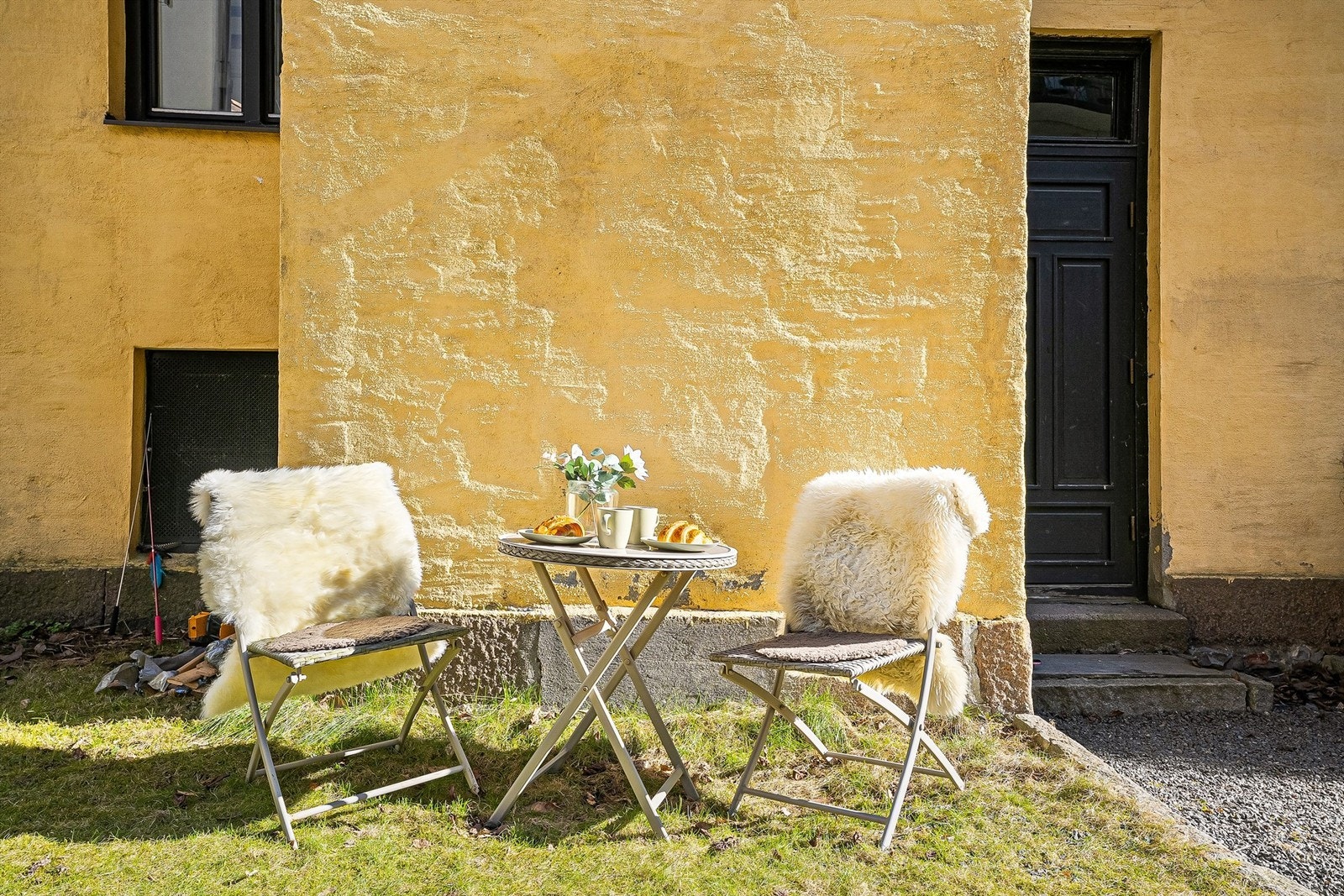 I bakgård er det felles sitte grupper i fine omgivelser. Galleribilde