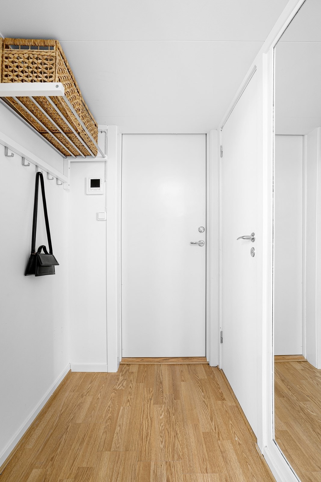 I leilighetens gang er det god plass til å henge fra seg klær, samt oppbevaring av tøy. Velkommen inn! Galleribilde