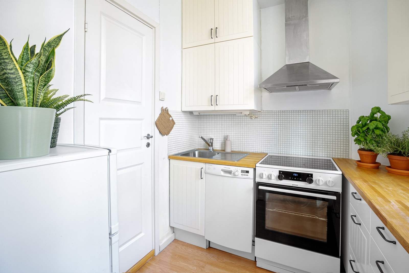 Kjøkkenet har frittstående hvitevarer som kjøleskap med frysedel, oppvaskmaskin og komfyr. Galleribilde