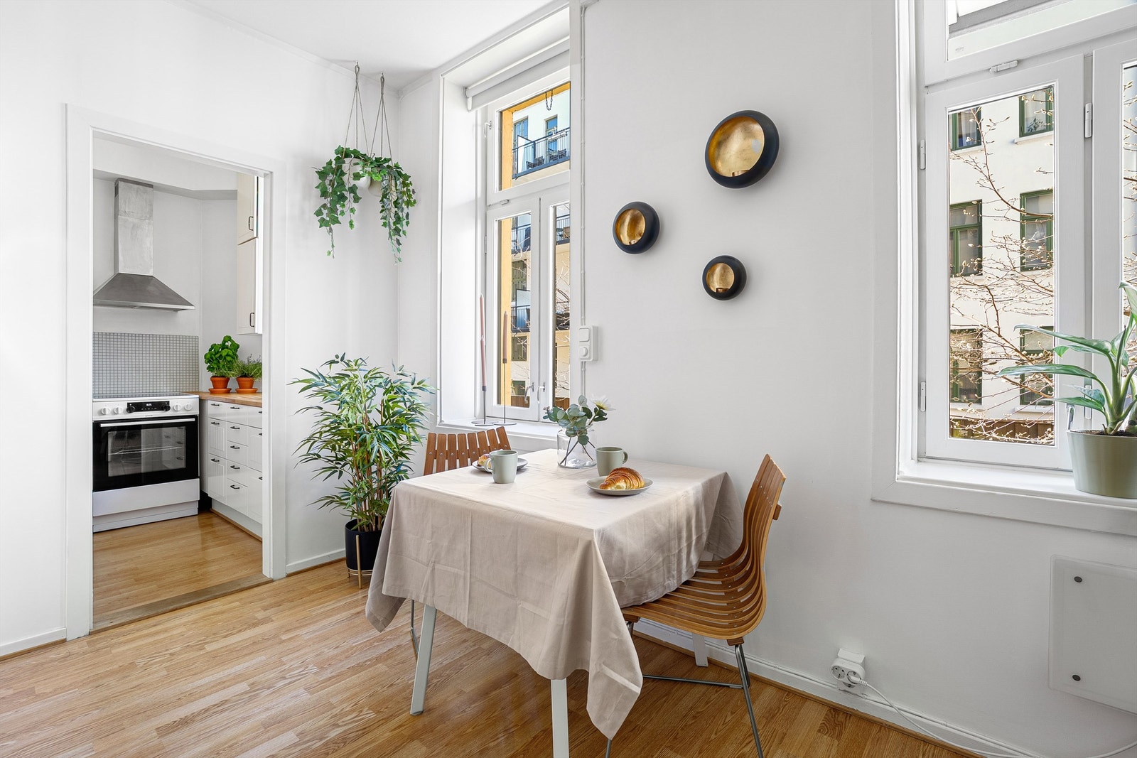 Leiligheten ligger høyt til i 1.etasje og har store vindusflater som sikrer god med naturlig lys inn. Galleribilde