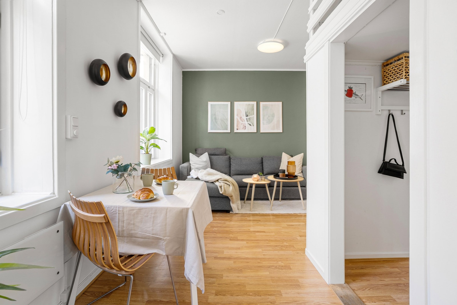 Naturlig plassering til hyggelig spisebord mellom stue og kjøkken. Galleribilde