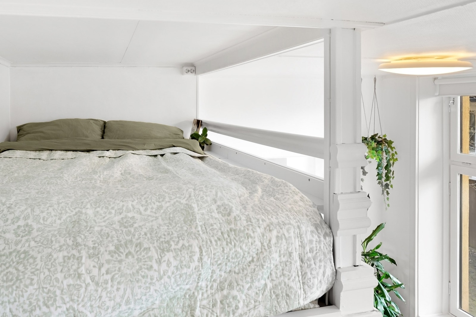 Hemsen er åpen ned til resten av rommet som gir et luftig preg til hemsen. Galleribilde