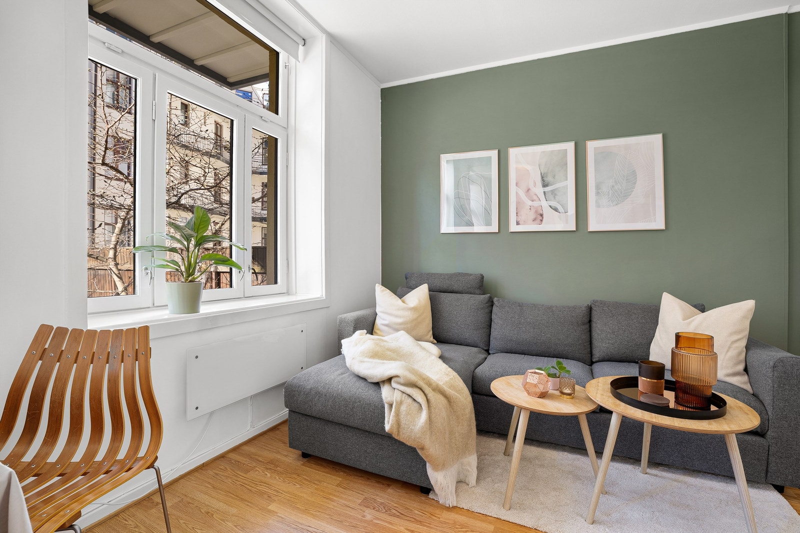 En lys og fin leilighet med sovehems beliggende på populære og sentrale Adamstuen. Galleribilde