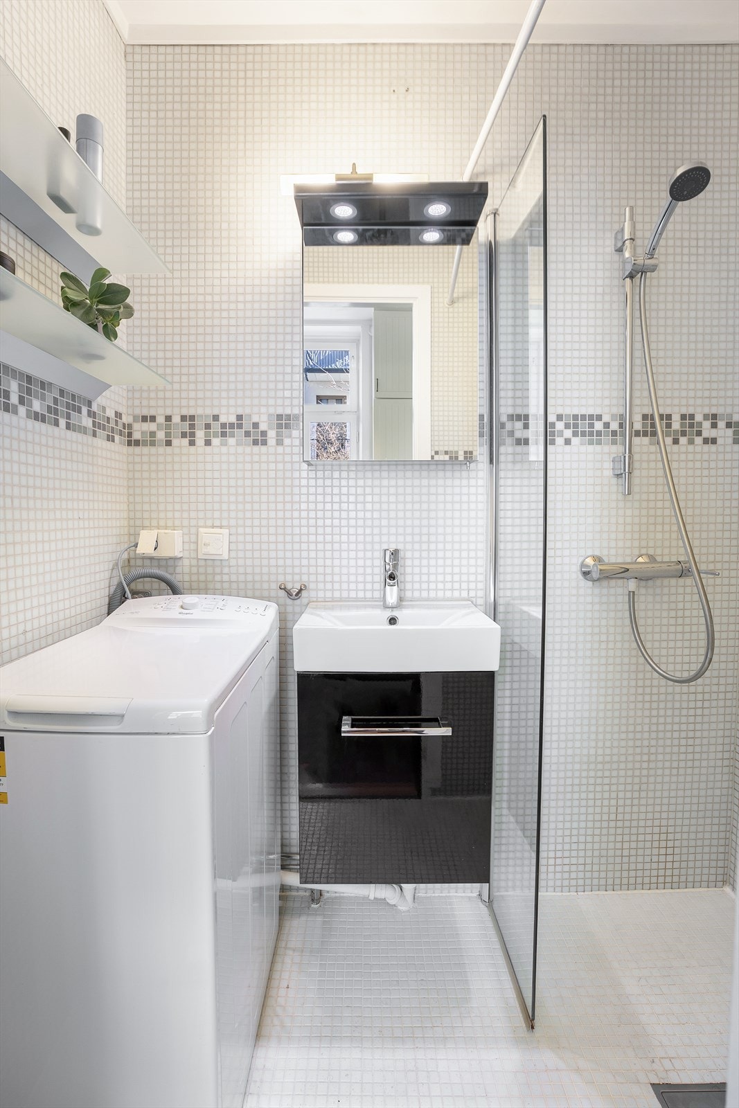 Baderom fra 2006 med opplegg for vaskemaskin, vegghengt servantskap med glatt front, nedsenket servant med ett-greps armatur og dusjhjørne. Galleribilde