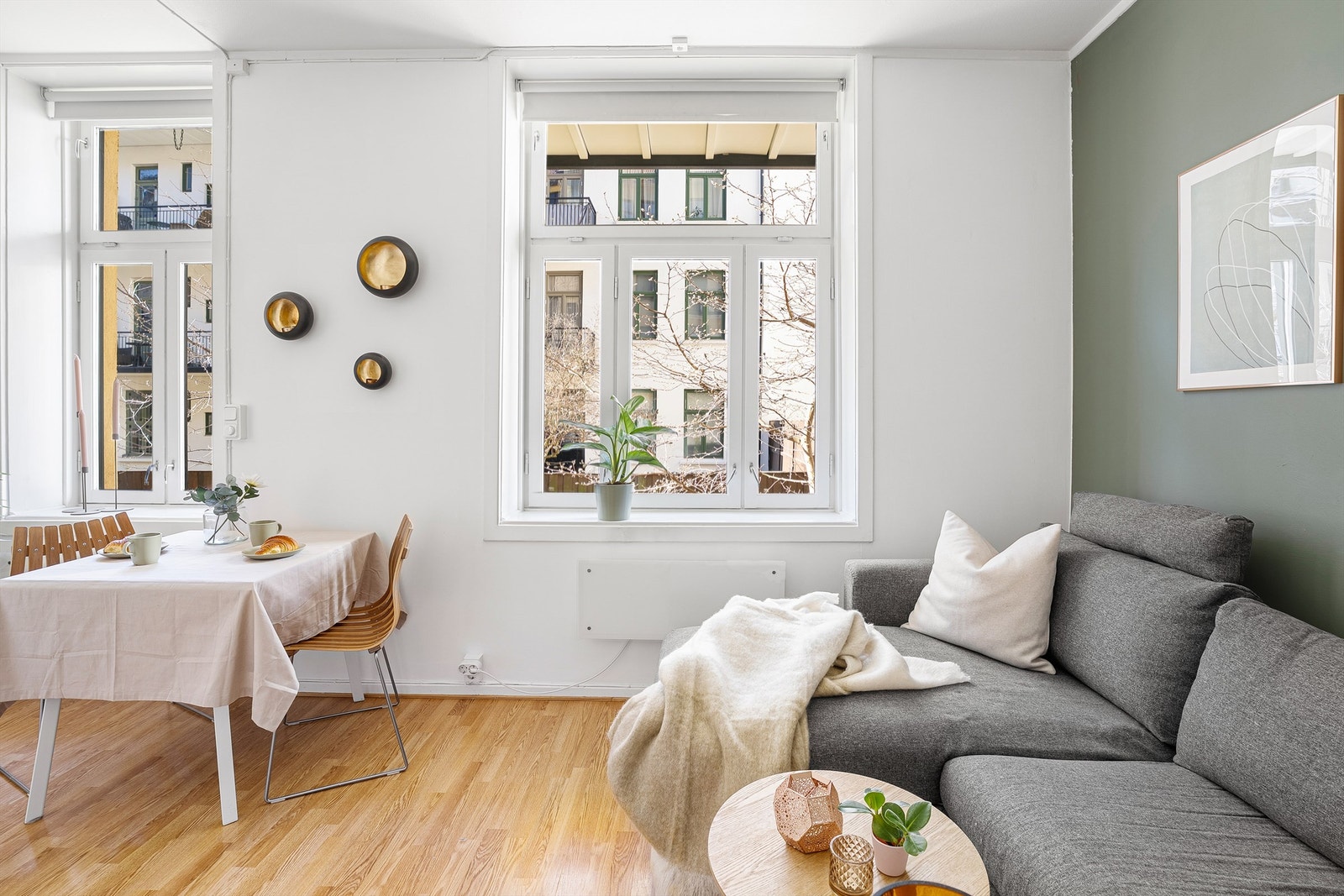 I stuen er det plass til hyggelig sofagruppe med tilhørende salongbord samt tv-benk. Galleribilde