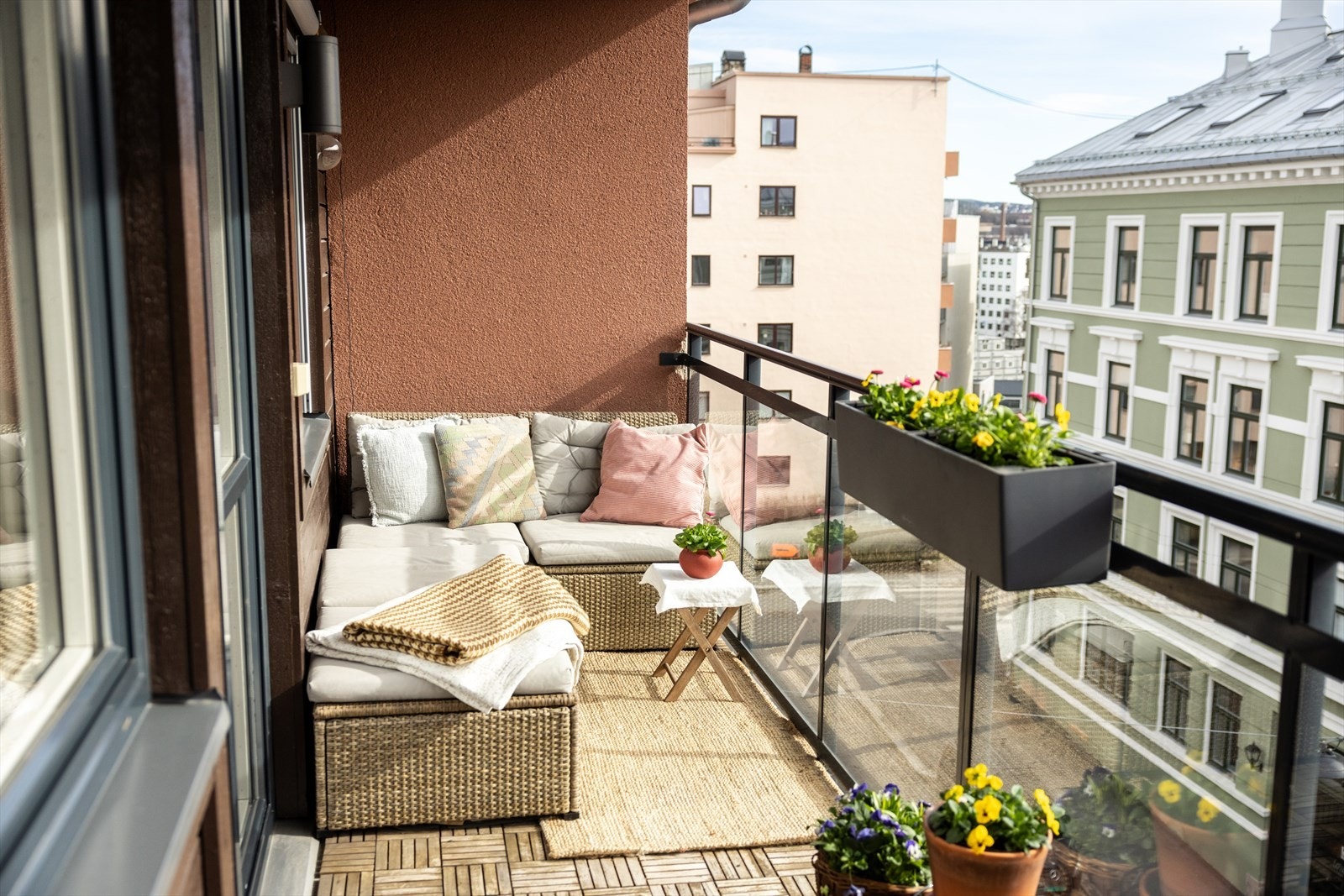 - På balkongen er det sol fra ca. klokken 10-19 midtsommers - Galleribilde