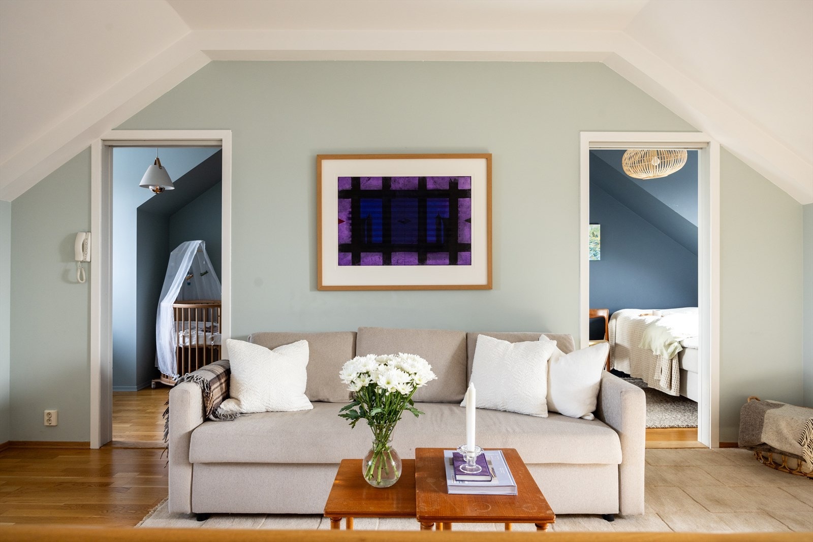 - Takhøyden i stuen er målt til opptil 2,72 meter - Galleribilde