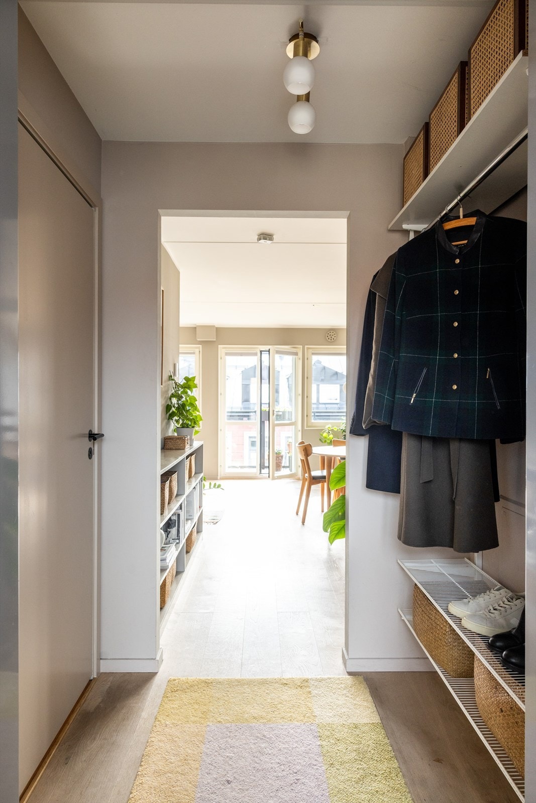 - En lys og innbydende entré som gir et godt førsteinntrykk av leiligheten. Her er det god plass til sko og yttertøy - Galleribilde