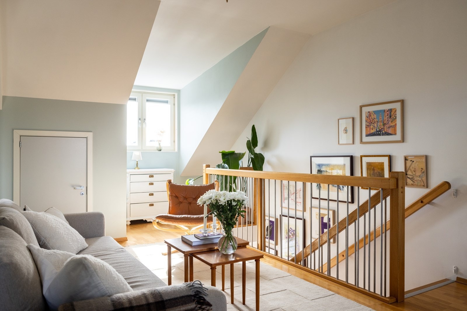 - Lys og hyggelig stue i leilighetens andre etasje - Galleribilde