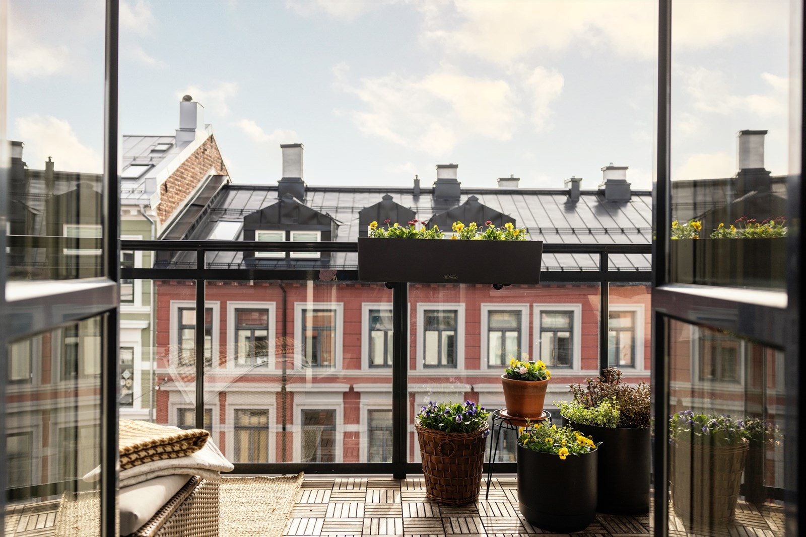 - Sydvendt balkong på ca. 8 kvm med god plass til utemøblement og grill - Galleribilde