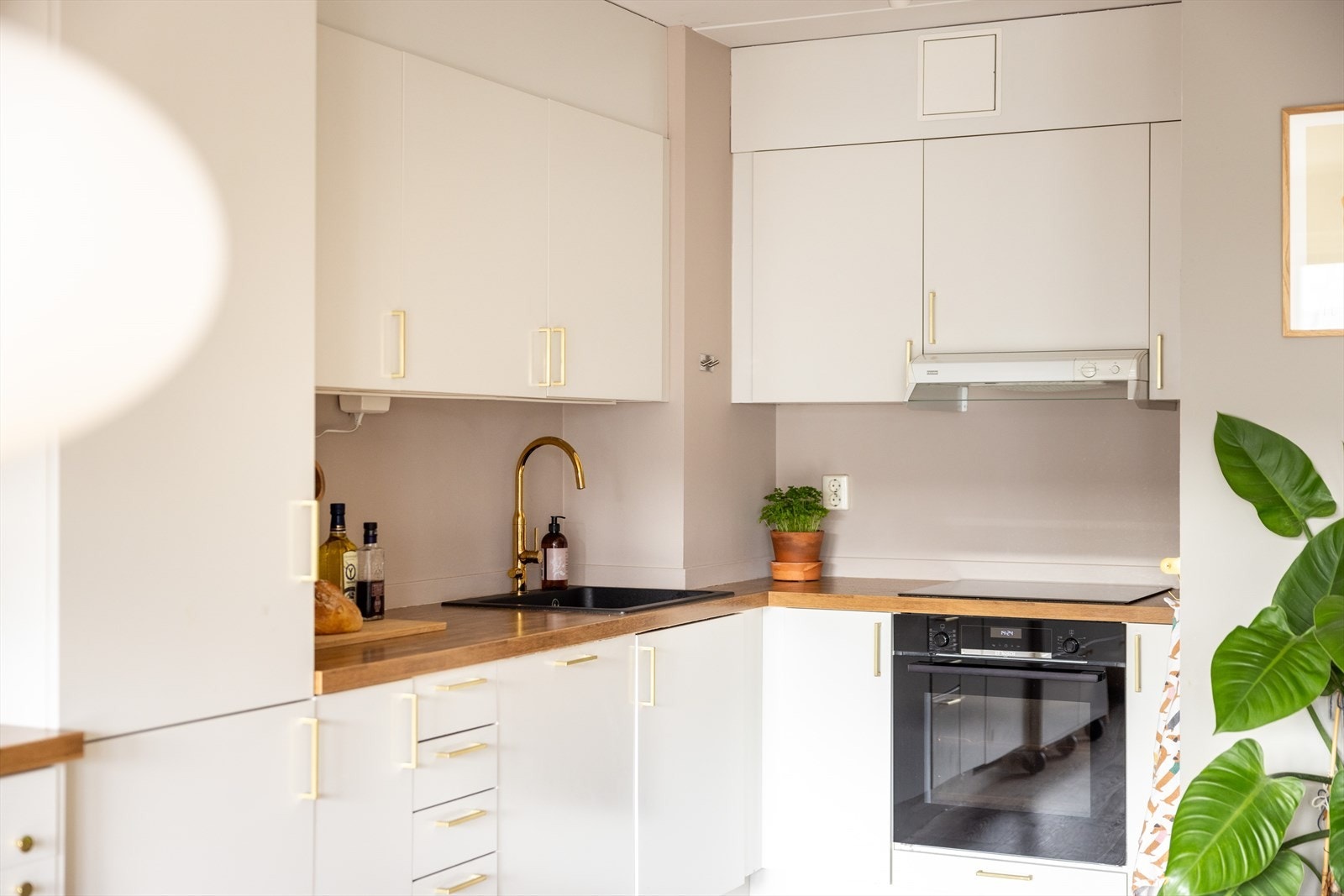 - Av hvitevarer er det integrert platetopp(2021), stekeovn, oppvaskmaskin(2024) og kjøl/fryseskap. Avtrekk over kokeplass - Galleribilde