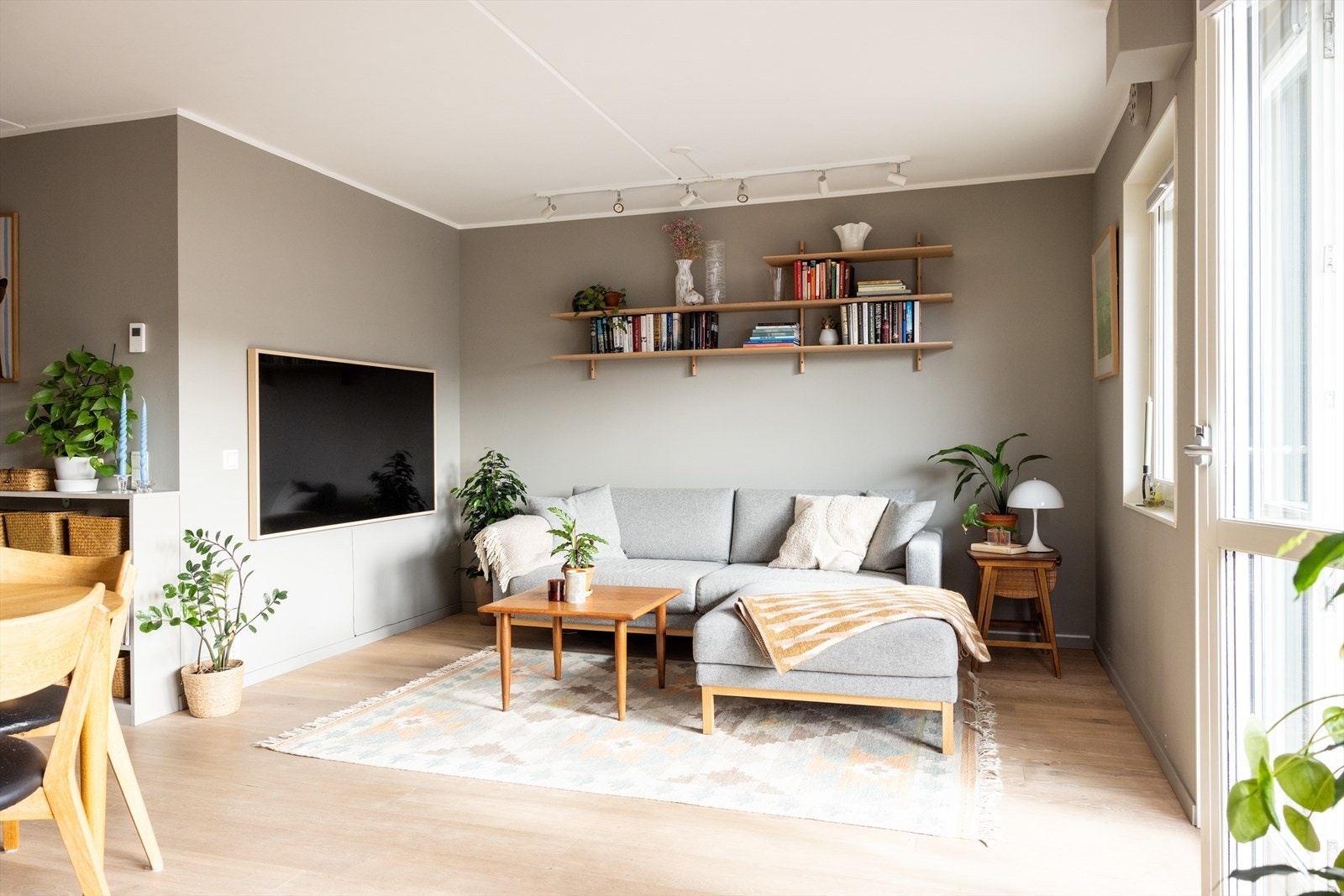 - Leiligheten er malt i delikate og tidsriktige farger - Galleribilde