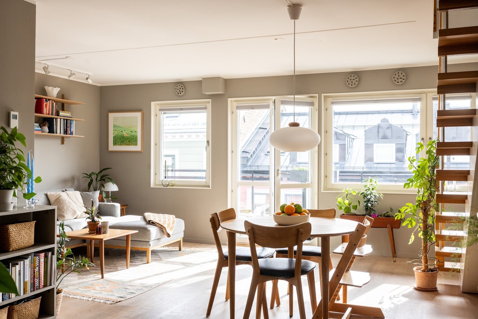 - Store vindusflater som gir rikelig med luft og lys - Galleribilde