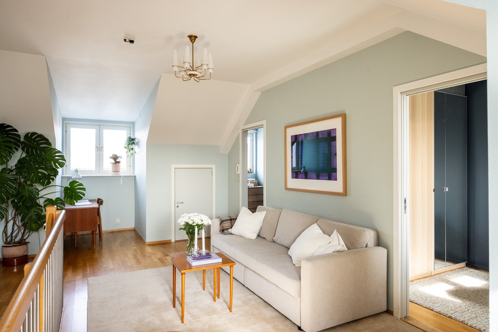 - Det er også plass til skrivepult i stuen, perfekt for hjemmekontor! - Galleribilde