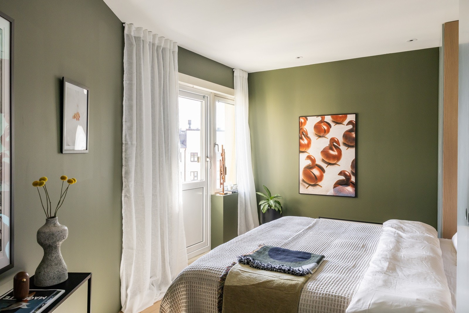 Soverom vendt mot bilfritt indre gårdsrom. Tilgang til brannbalkong med morgensol. Det er ikke tillatt med gjenstander eller møbler som kan hindre fri rømning på brannbalkong ref. husordensregler i brl. Galleribilde