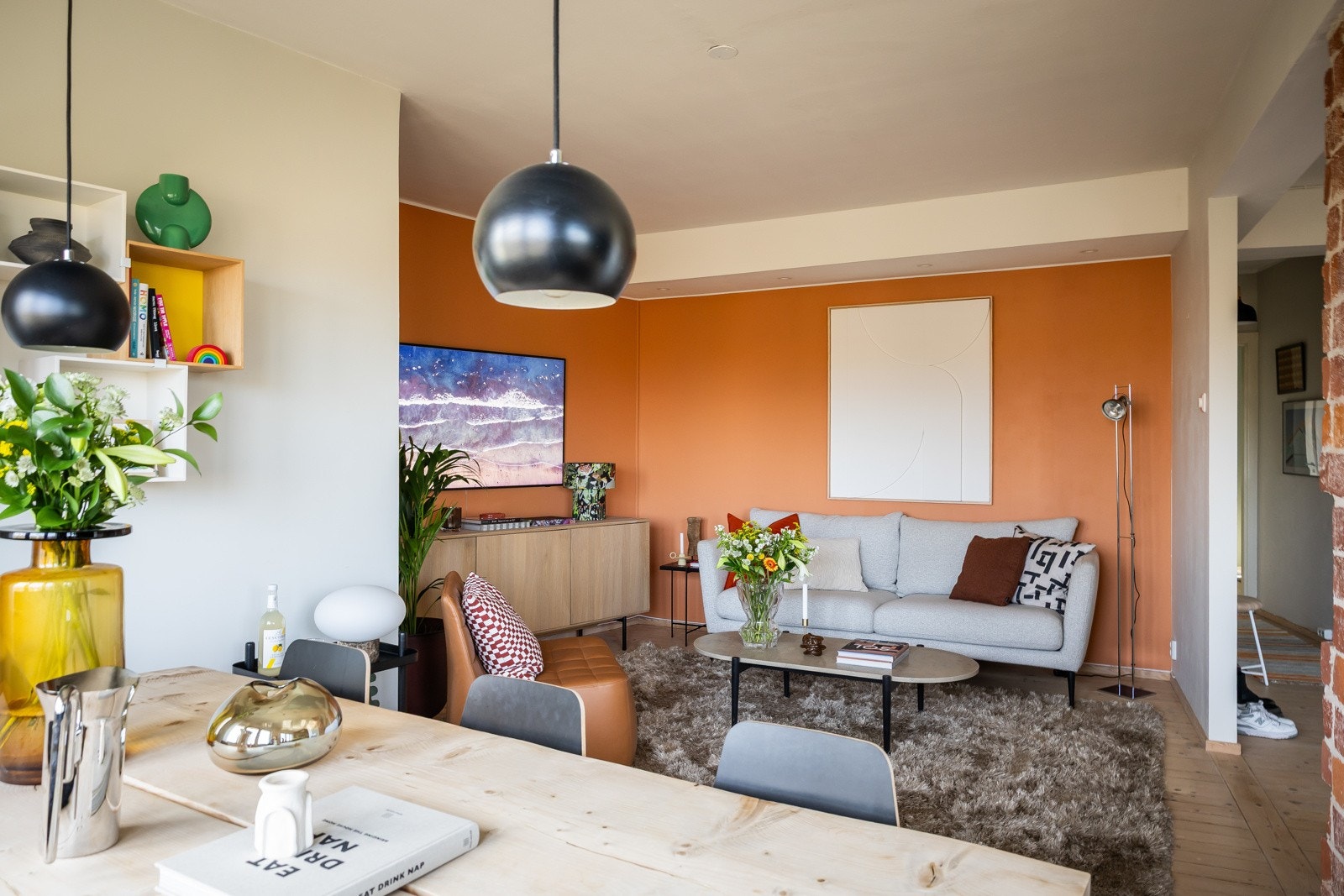 Usjenerte soner i stue. Galleribilde