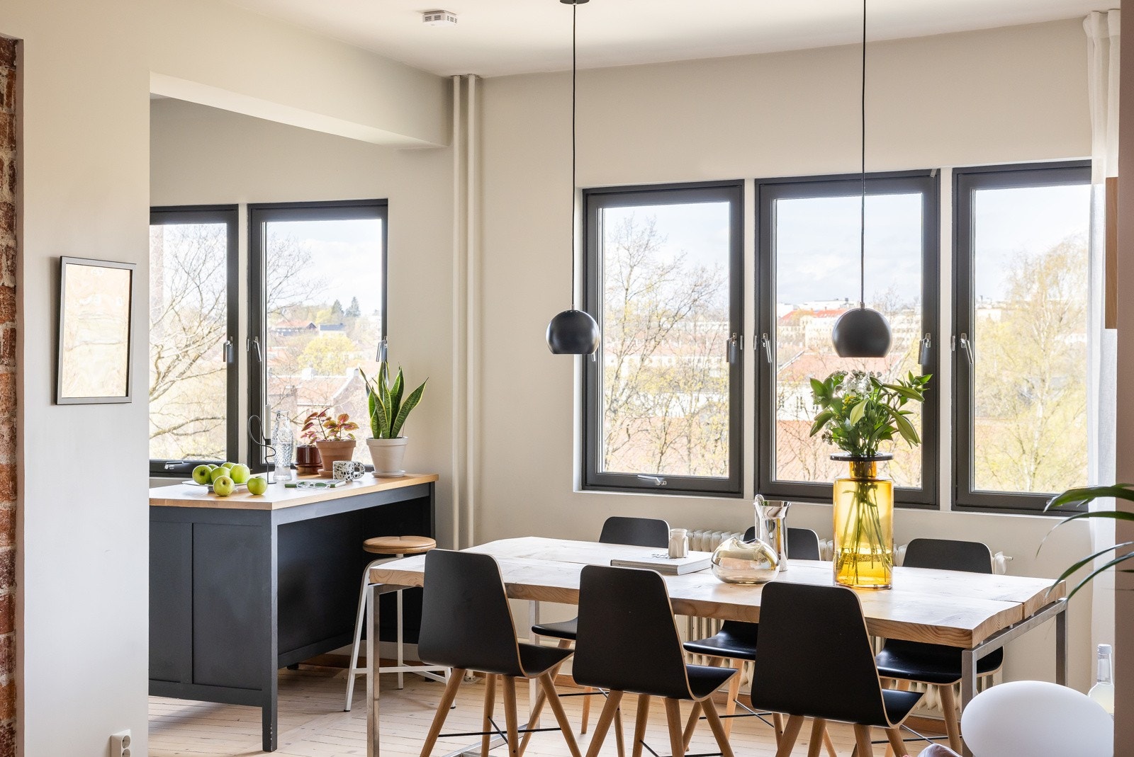 Hel vegg med vindusrekke som vender mot frodige tretopper og idylliske Akerselva. Galleribilde