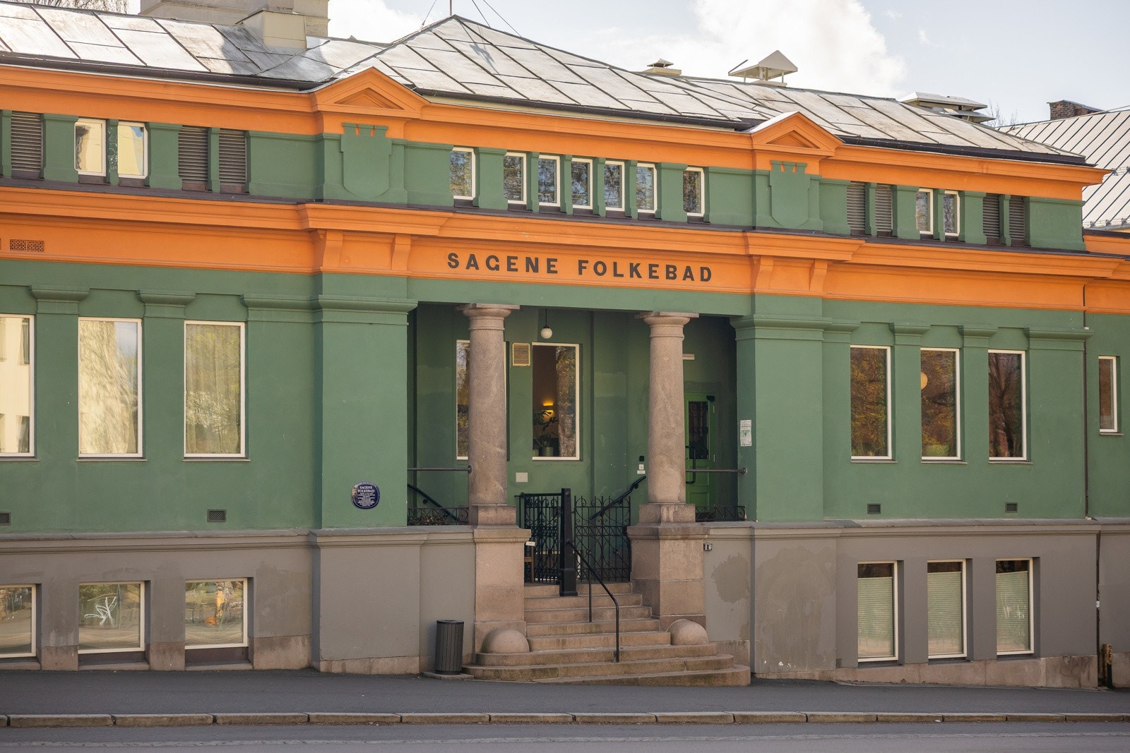 Området har dessuten et godt idretts- og aktivitetstilbud med fotballbaner, basketballbaner, idrettshall og svømmehall. Galleribilde