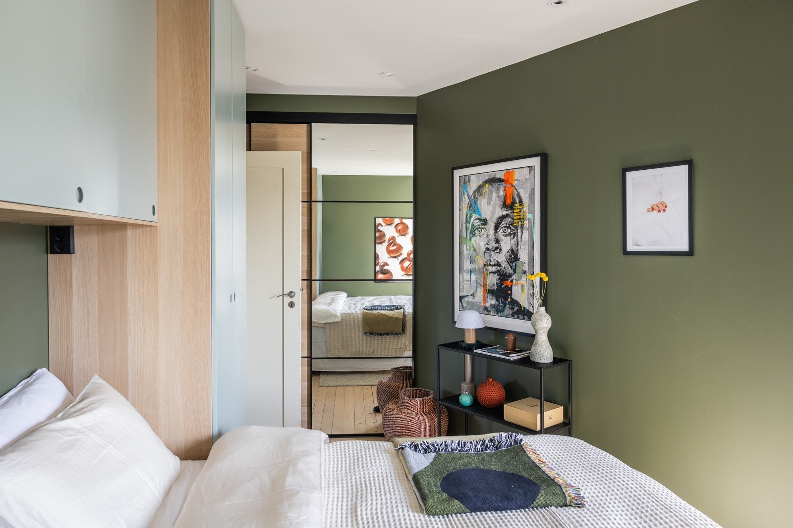 Originale slipte tregulv og vegger malt i trendy fargetone. Galleribilde