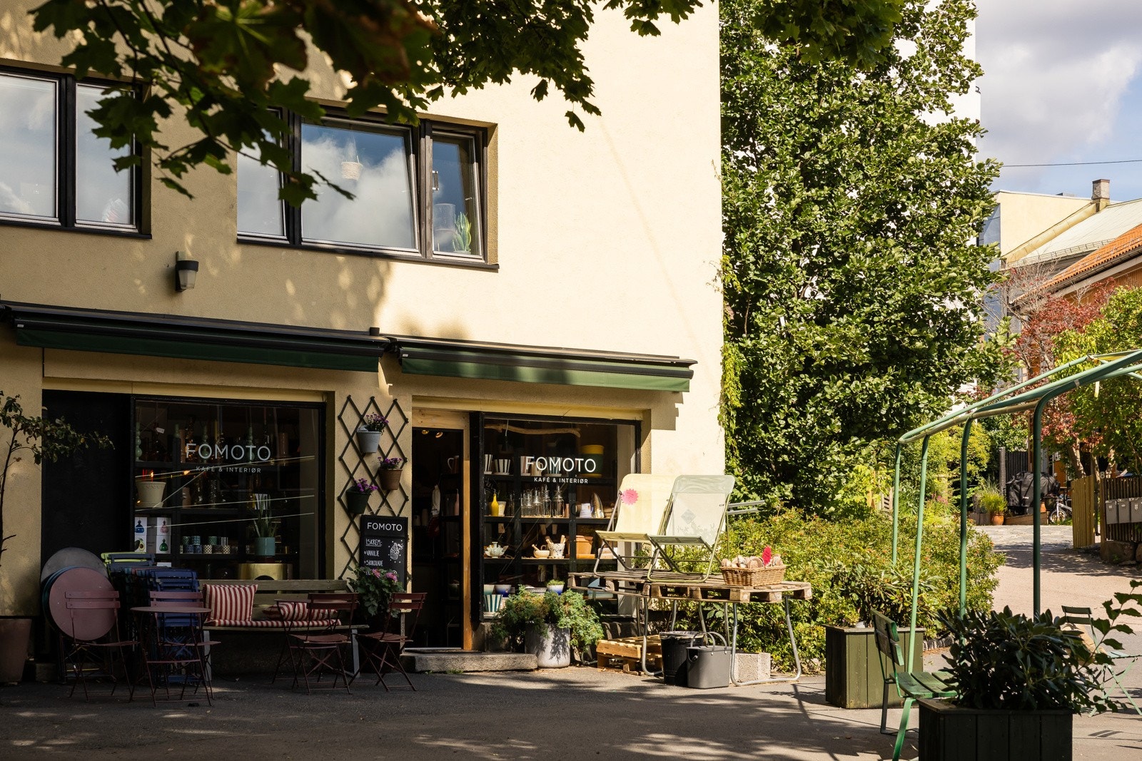 Designerbutikken Fomoto ligger i gården. En fargerik kafé og interiørbutikk. Her kan du nyte en deilig kopp kaffe, utforske spennende te-varianter, wraps, baguetter og bakevarer. Galleribilde