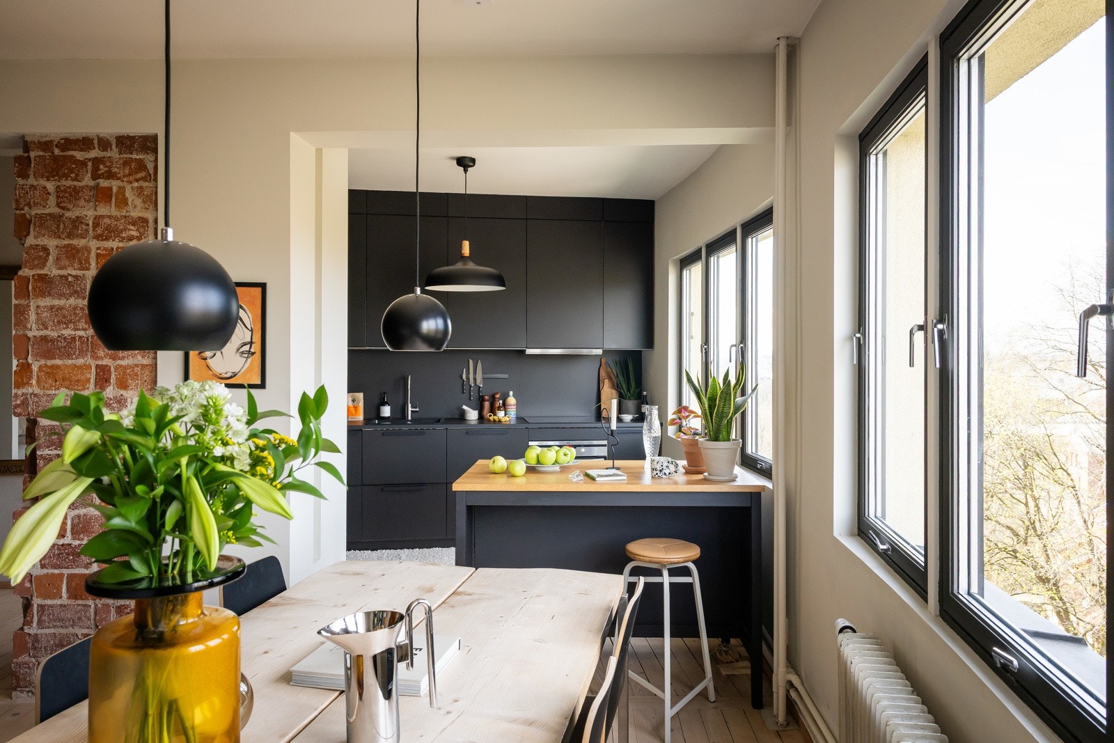 Åpen kjøkkenløsning med mulighet for stor spiseplass ved vindusrekke. Galleribilde