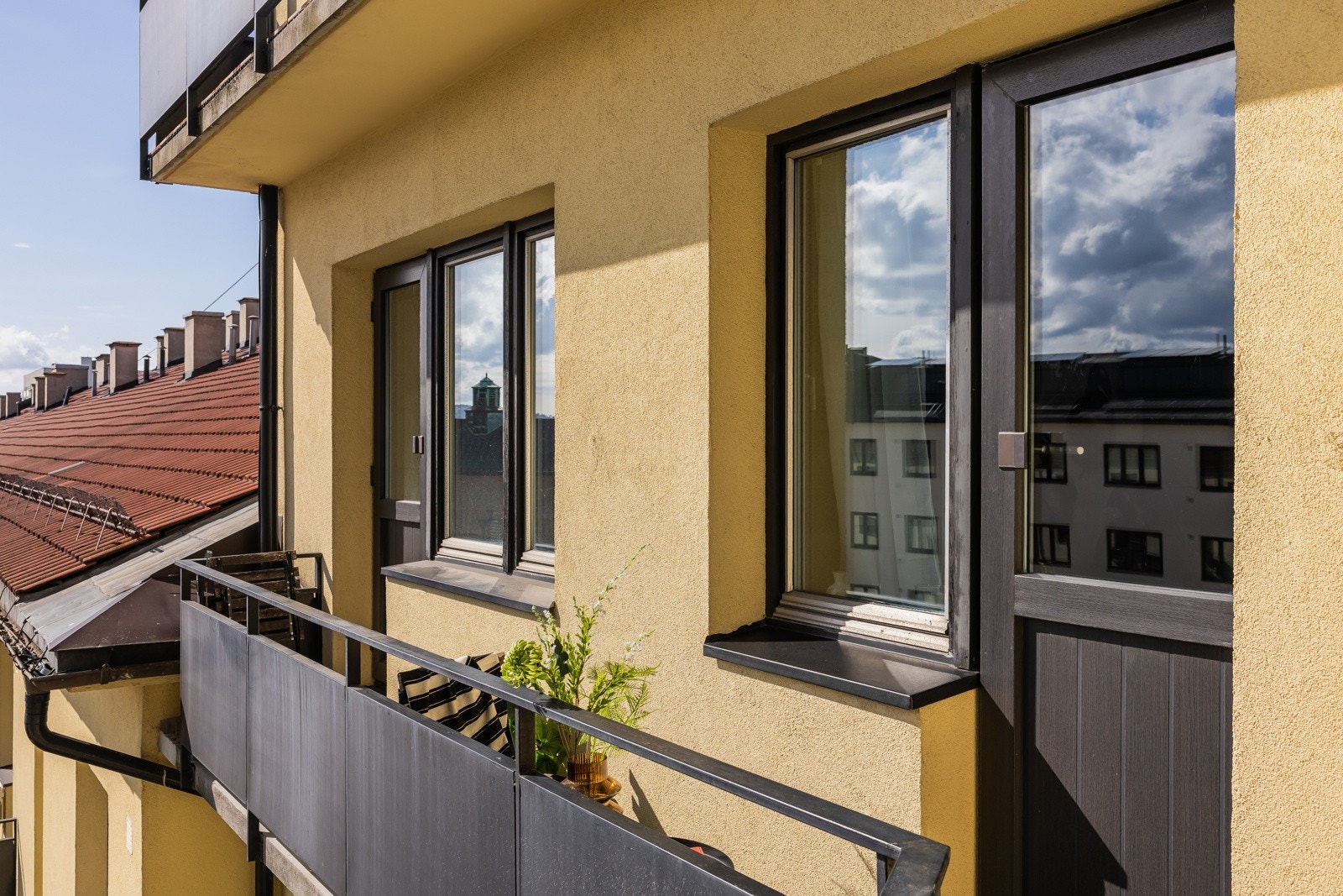 Ønsker du ytterligere boltreplass i friluft finnes det rikelig med muligheter rett utenfor døren, i et hyggelig nabolag og bakgård med felles grill. Galleribilde