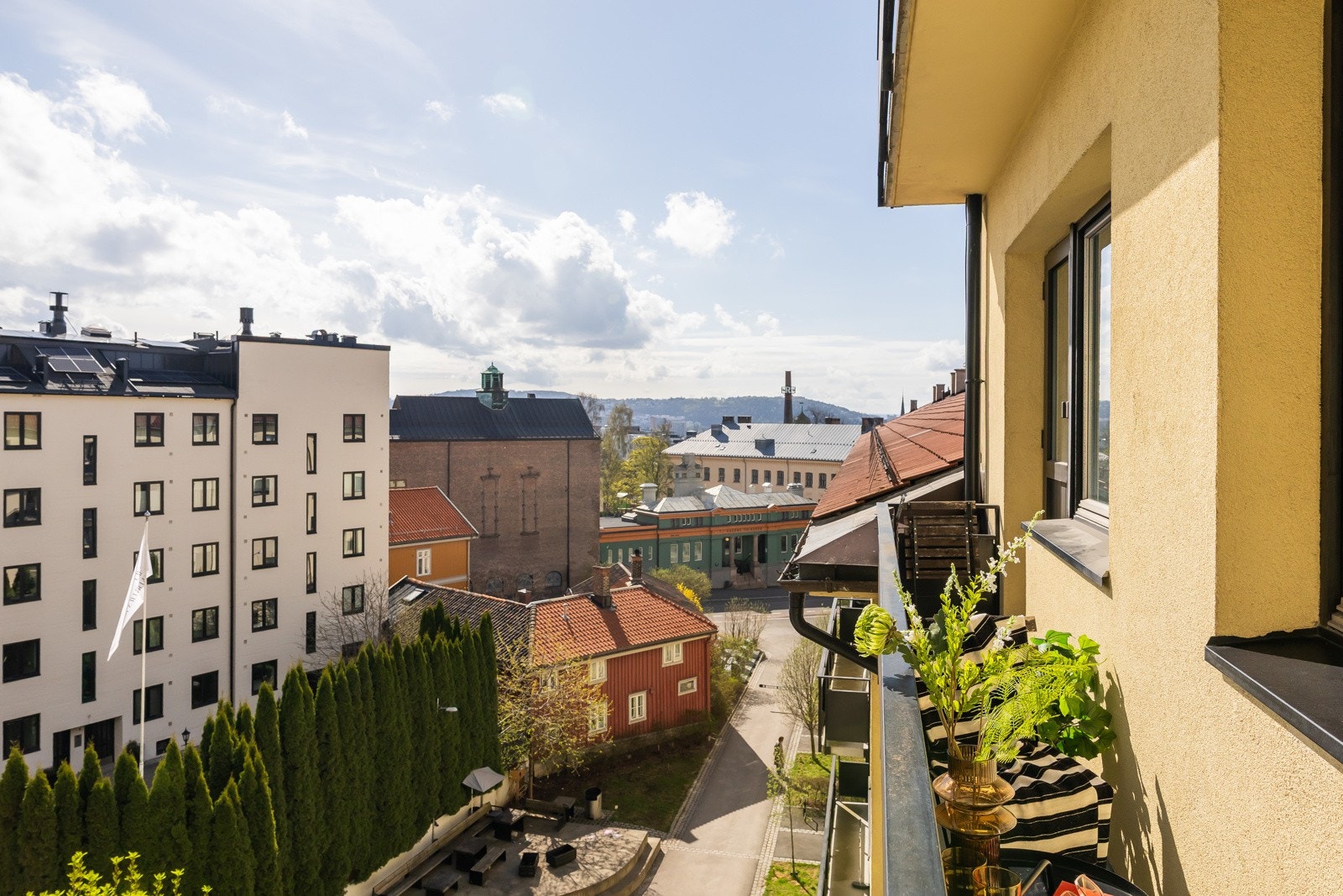 Brannbalkong vendt mot indre gårdsrom. Det er ikke tillatt med gjenstander eller møbler som kan hindre fri rømning ref. husordensregler i brl. Galleribilde