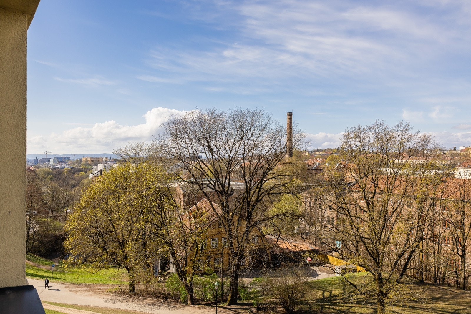 Utsikt fra vindusrekke i stue med utsnitt av byen. Galleribilde