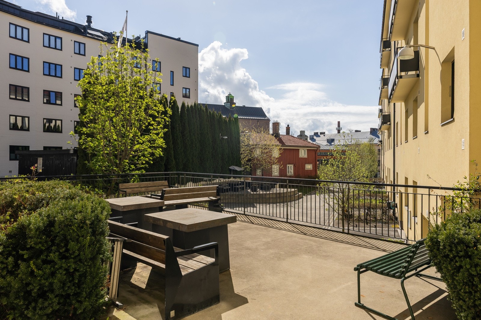 Pent opparbeidet fellesareal med sittegruppe i indre gårdsrom. Galleribilde