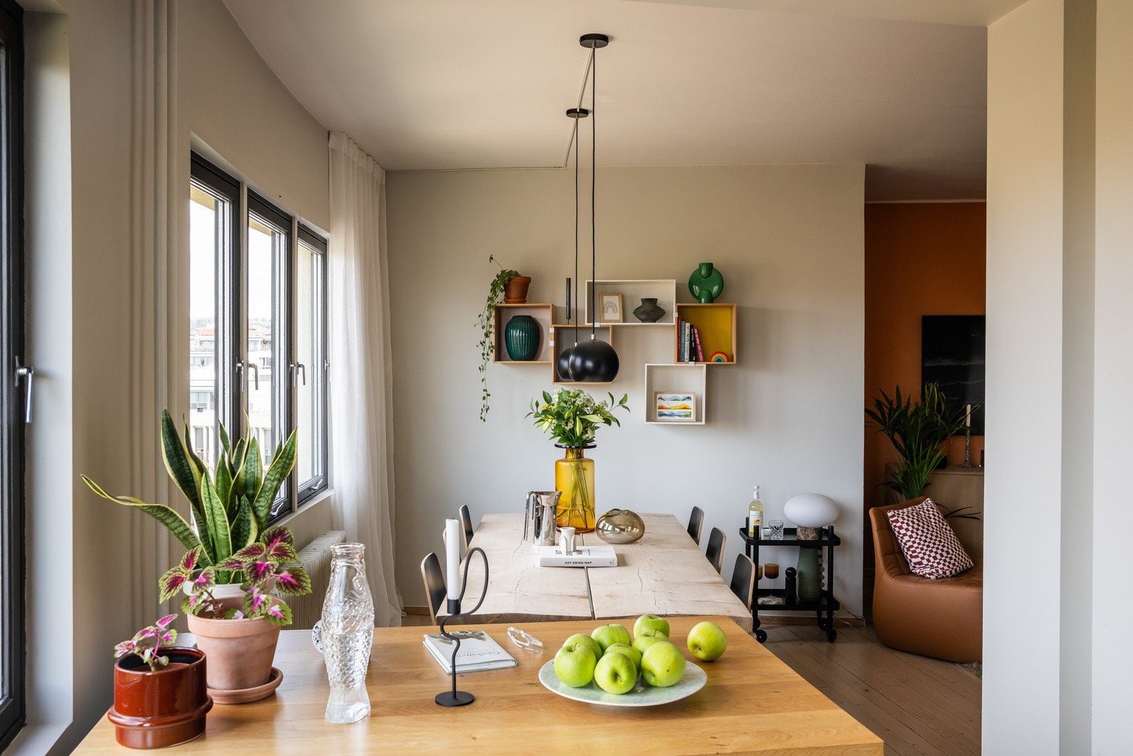 Flyttbar kjøkkenøy med mulighet for barløsning. Galleribilde